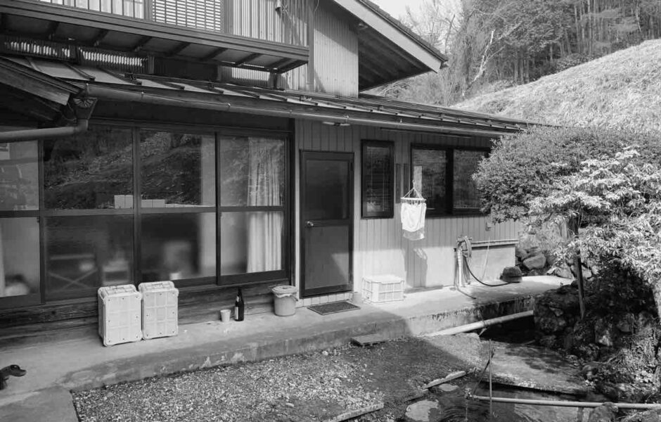 勝手口のように存在感のなかった玄関は、入口が狭く圧迫感がありました。