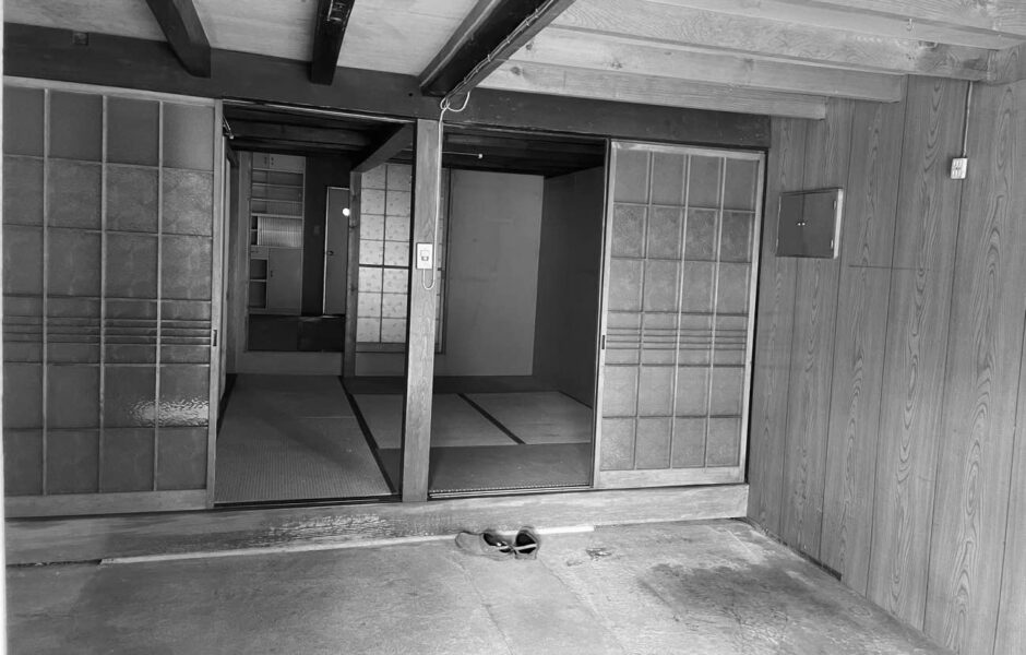使い道のなかった広い土間。直接リビングへつながっている動線も住みにくさにつながっていました。