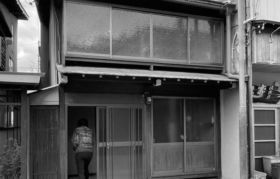 年期を感じさせる外観。窓が多いため、プライバシーへの配慮がありませんでした。