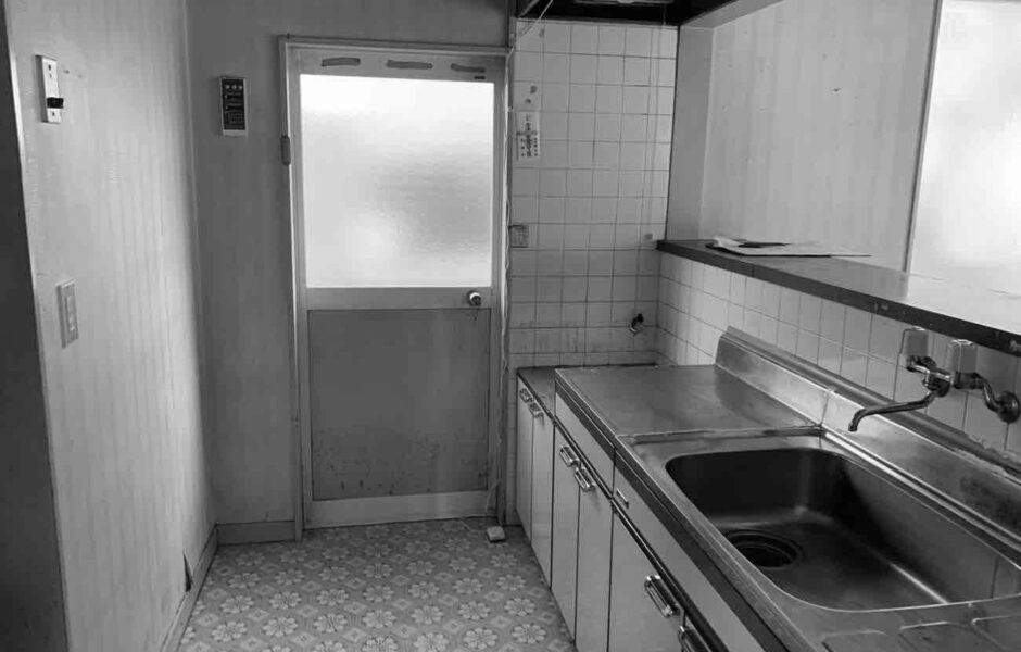 住まいの奥のほうにあった暗くて独立したキッチン。使いづらく、孤立感があることが悩みでした。
