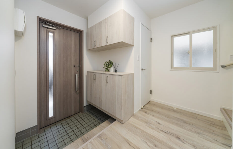 住まいの顔にふさわしい広さを確保。高い段差を解消するため、ステップを新たに設けました。