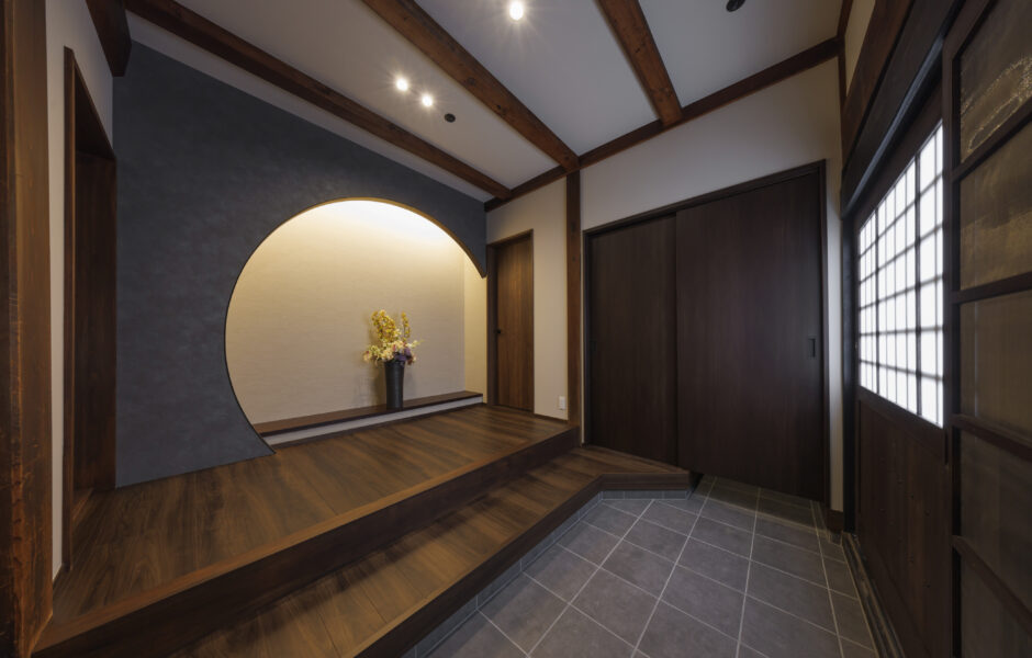 建物のどっしりとした佇まいにふさわしい風格ある和モダンな玄関としました。正面のアールを描く壁と間接照明が、まるで旅館のような雰囲気を醸し出しています。