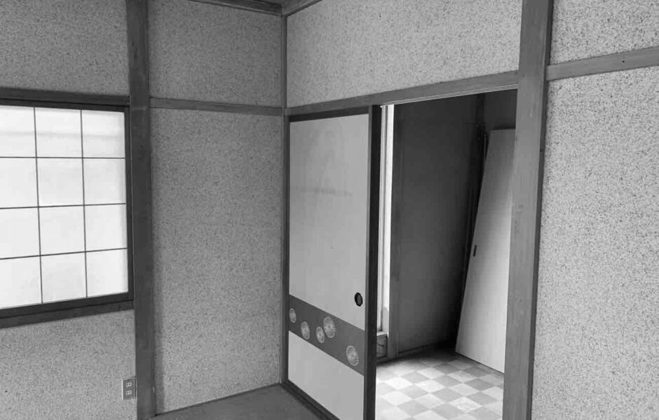 リビングにぴったりな場所は、ふすまでつながる細切れの和室でした。