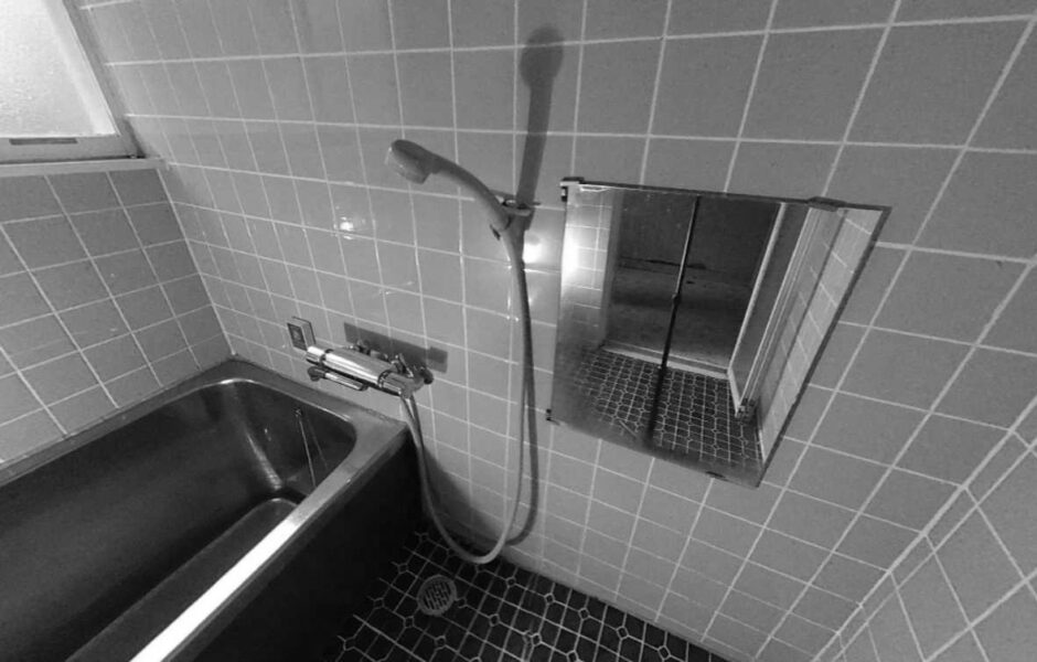 床も壁もタイル張りの浴室は、寒さが難点でした。